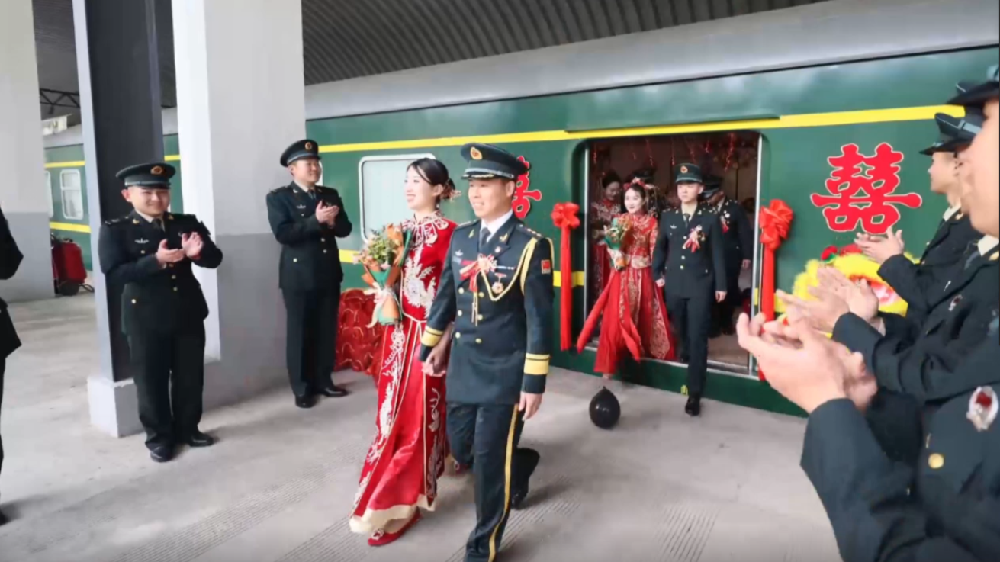 火車當(dāng)&ldquo;婚車&rdquo;，東風(fēng)快遞員最有排面的&ldquo;幸福軍列&rdquo;