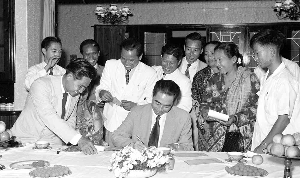 1955年4月25日，為迎接亞非會(huì)議而組織的萬(wàn)隆人民委員會(huì)的代表請(qǐng)周恩來(lái)總理簽名留念。