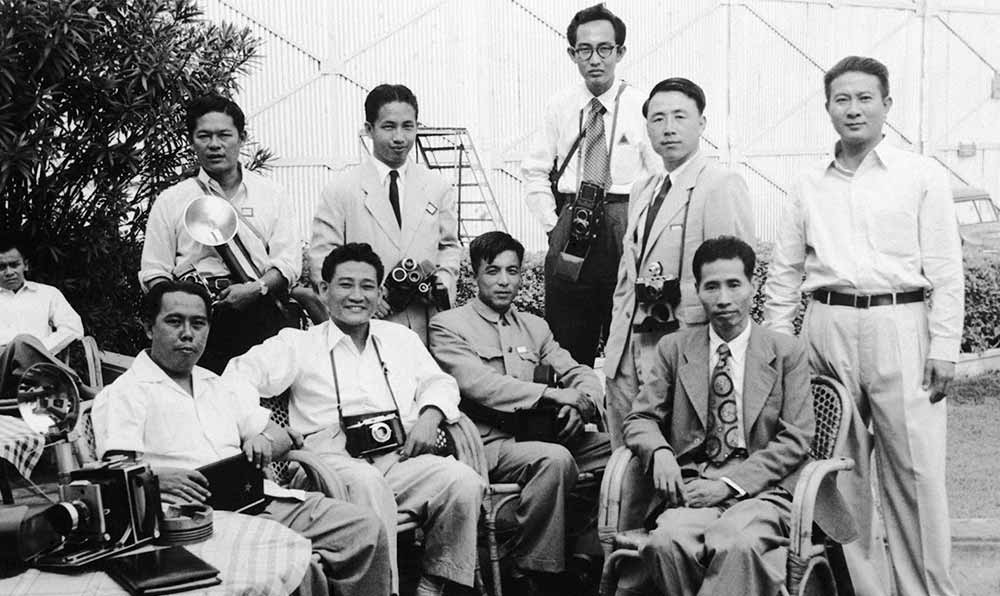 新華社記者錢嗣杰（站立者右二）在采訪會(huì)議開(kāi)幕式后和外國(guó)記者在會(huì)場(chǎng)外休息。