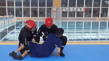 水中遇險 如何自救與施救？黃金30秒 如何將溺水者救上岸？