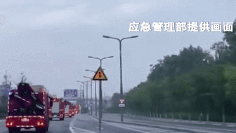 暴雨中 他們&ldquo;逆流而上&rdquo;：跨省救援！7省1800名消防員增援河南