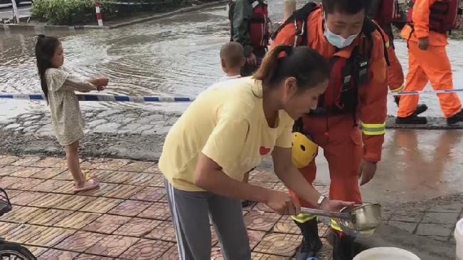 溫暖瞬間！女子帶娃送晚餐感激消防員