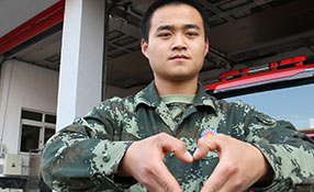 閃光的生命&mdash;&mdash;比心最可愛(ài)的消防戰(zhàn)士