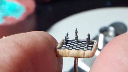 比指甲蓋還?。?土耳其微雕藝術(shù)家雕出超小國際象棋