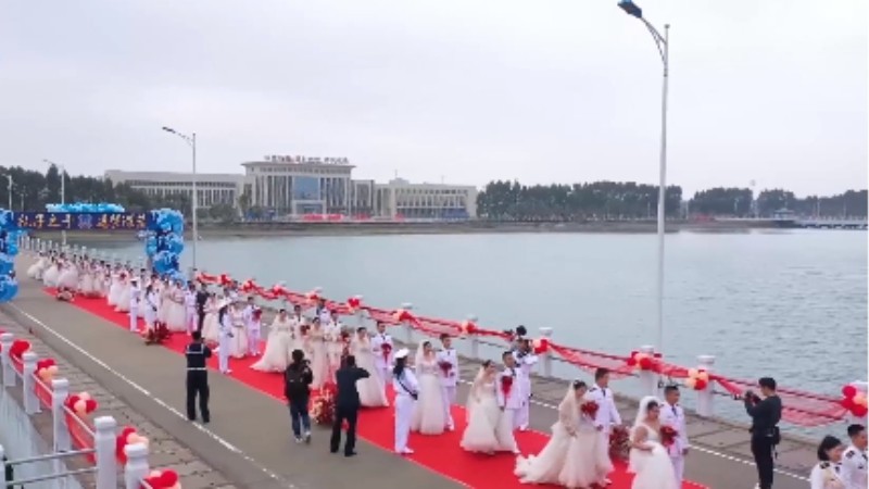 乘風破浪來娶你！海軍某部30對新人舉行集體婚禮