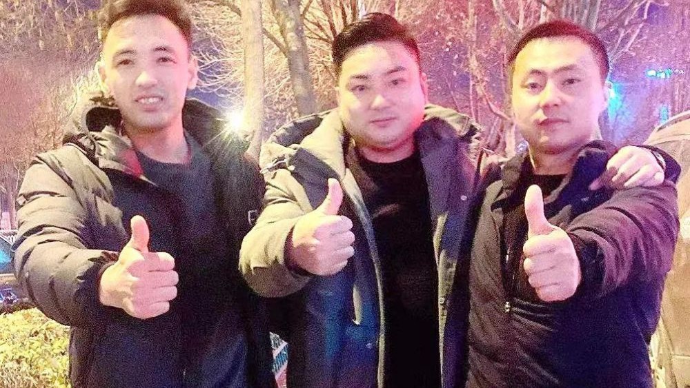 熱點快追｜路面結(jié)冰大貨車開始溜車！24塊&ldquo;救命石&rdquo;幫助緊急脫險