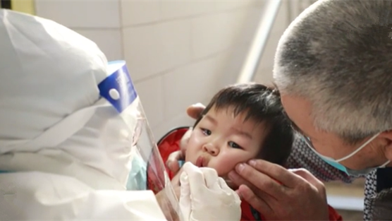 這一跪，謝謝你最美的&ldquo;核酸護士&rdquo;