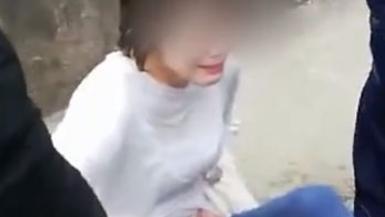 四川一女子墜河欲輕生，兩名消防員一躍而下