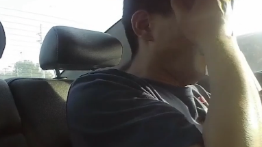 這人啥情況？他在警車上都能睡著