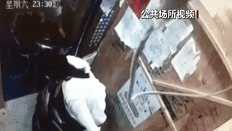 電梯內(nèi)突發(fā)自燃 電動車進(jìn)樓怎么禁？ 發(fā)現(xiàn)電瓶車有起火苗頭應(yīng)立刻撤離