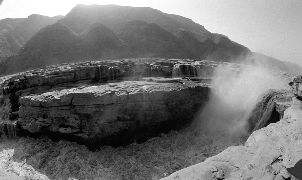 黃河壺口瀑布景色。