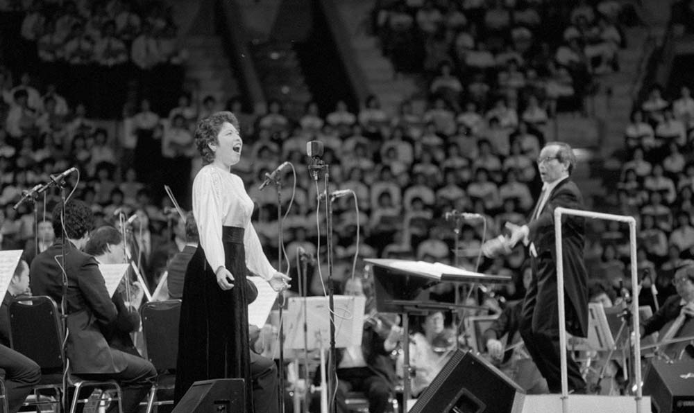 女高音歌唱家汪燕燕在香港&ldquo;黃河音樂(lè)節(jié)&rdquo;上演唱《黃河怨》。