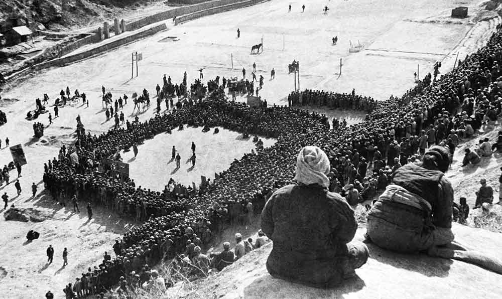 東北文代大會(huì)為慶祝斯大林70壽辰，由魯藝文工團(tuán)演出黃河大合唱。