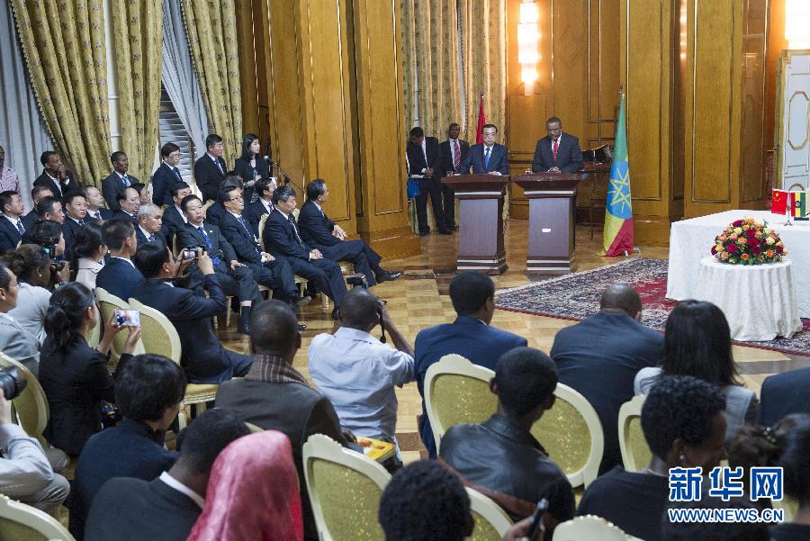 5月4日，國務(wù)院總理李克強在亞的斯亞貝巴與埃塞俄比亞總理海爾馬里亞姆舉行會談。這是會談后，李克強與海爾馬里亞姆共同會見記者。 新華社記者 王曄 攝