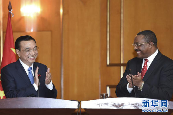 5月4日，國務(wù)院總理李克強在亞的斯亞貝巴與埃塞俄比亞總理海爾馬里亞姆舉行會談。這是會談結(jié)束后，李克強與海爾馬里亞姆共同會見記者。 新華社記者 李學(xué)仁 攝