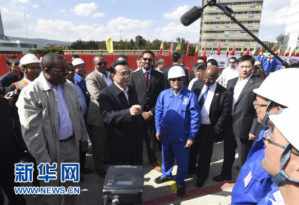 這是李克強(qiáng)與海爾馬里亞姆看望施工人員。新華社記者 李學(xué)仁 攝