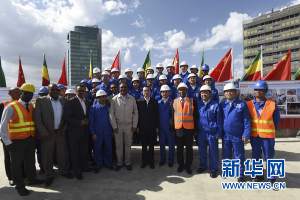 這是李克強(qiáng)同海爾馬里亞姆與施工人員合影留念。新華社記者 李學(xué)仁 攝