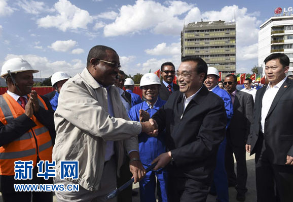 5月5日，中國(guó)國(guó)務(wù)院總理李克強(qiáng)考察亞的斯亞貝巴輕軌項(xiàng)目，埃塞俄比亞總理海爾馬里亞姆陪同。新華社記者 李學(xué)仁 攝