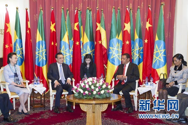 李克強(qiáng)總理夫人程虹、穆拉圖總統(tǒng)夫人梅阿扎參加會見。新華社記者王曄攝