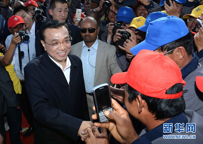 5月5日，中國國務院總理李克強與埃塞俄比亞總理海爾馬里亞姆共同出席亞的斯亞貝巴-阿達瑪高速公路一期竣工揭牌典禮，并為二期工程開工奠基剪彩。這是典禮結束后，李克強同工程施工人員親切交談。新華社記者 李濤 攝 