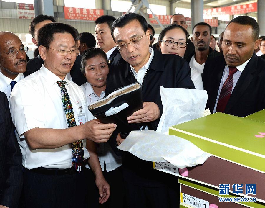 5月5日，中國(guó)國(guó)務(wù)院總理李克強(qiáng)在埃塞俄比亞總理海爾馬里亞姆陪同下參觀東方工業(yè)園。這是李克強(qiáng)在生產(chǎn)車間聽取負(fù)責(zé)人介紹生產(chǎn)情況。新華社記者 李濤 攝