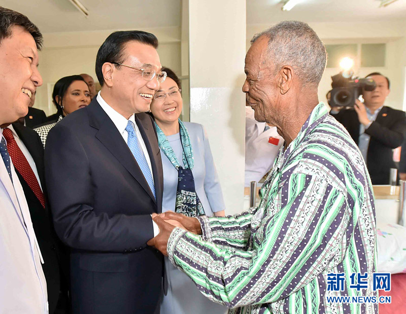 5月6日，中國(guó)國(guó)務(wù)院總理李克強(qiáng)與埃塞俄比亞總統(tǒng)穆拉圖一同來(lái)到亞的斯亞貝巴阿勒塔醫(yī)院，看望受益于中國(guó)免費(fèi)白內(nèi)障手術(shù)&ldquo;光明行&rdquo;活動(dòng)的埃塞俄比亞患者。新華社記者 李濤 攝 