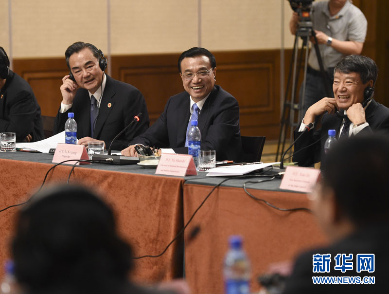  5月6日，國務(wù)院總理李克強(qiáng)在埃塞俄比亞首都亞的斯亞貝巴出席中非經(jīng)貿(mào)人文座談會。 新華社記者 李學(xué)仁 攝 