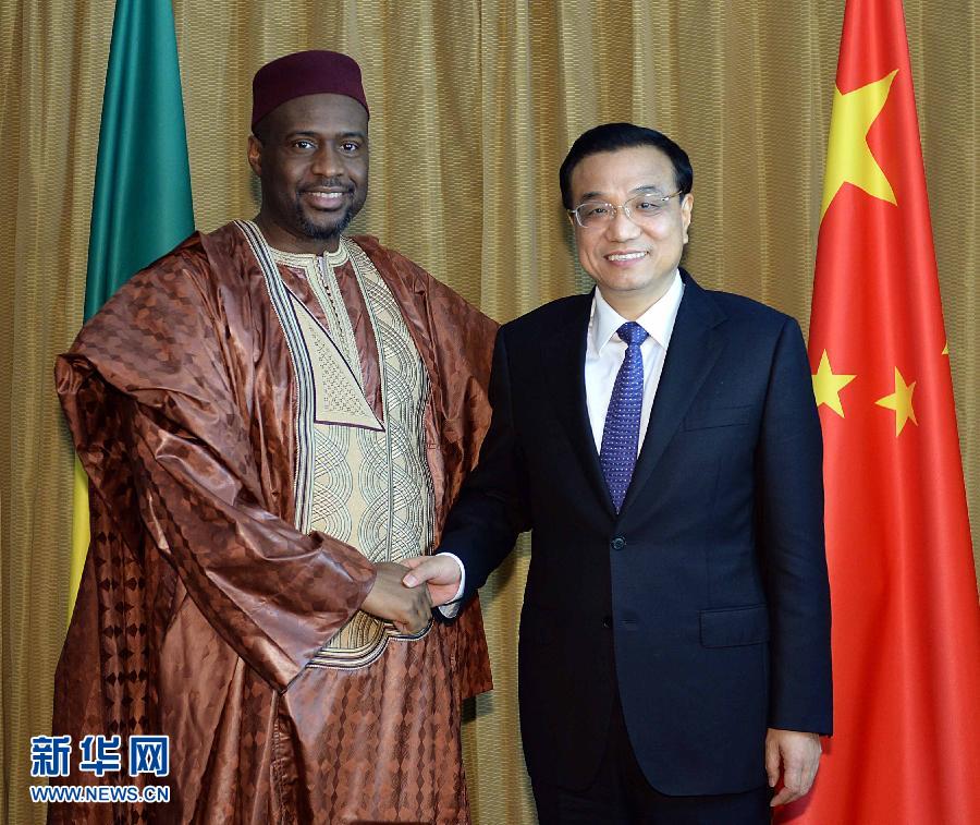 5月7日，正在尼日利亞訪問的國務院總理李克強在阿布賈會見出席第24屆世界經(jīng)濟論壇非洲峰會全會的馬里總理馬拉。 新華社記者 李濤 攝 