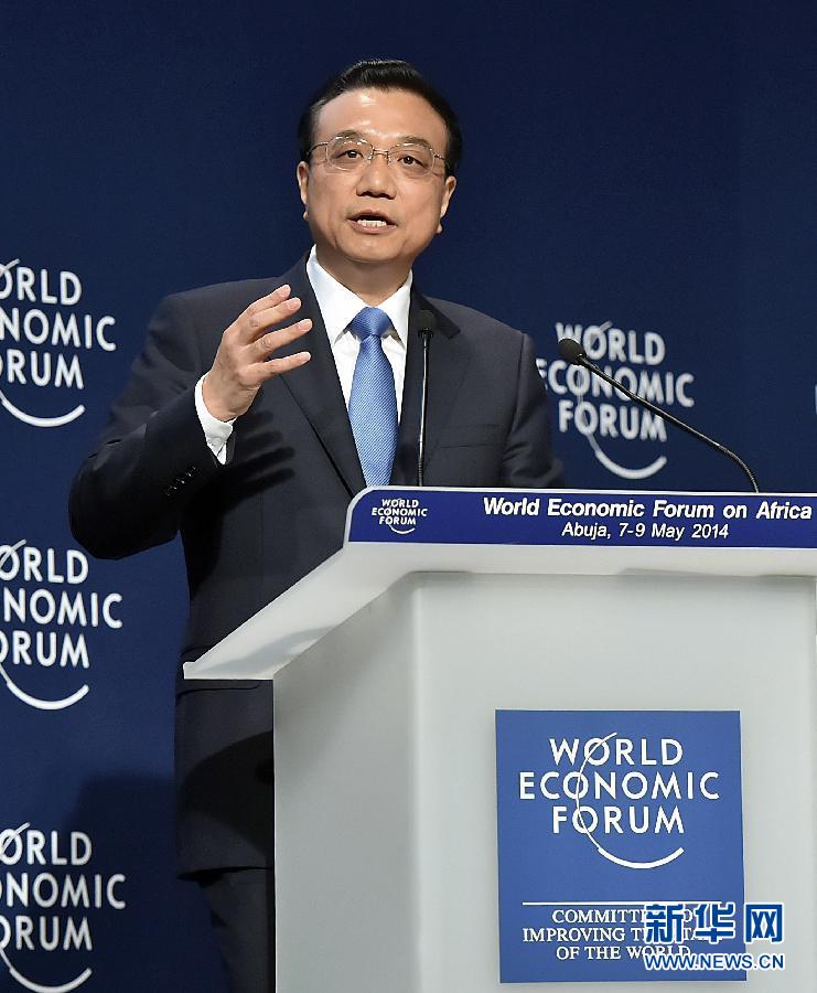 5月8日，國務(wù)院總理李克強在阿布賈出席第24屆世界經(jīng)濟論壇非洲峰會全會，發(fā)表題為《共同推動非洲發(fā)展邁上新臺階》的特別致辭。 新華社記者李濤 攝 