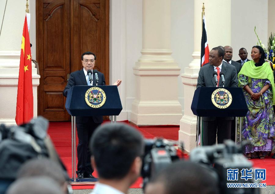 5月10日，中國(guó)國(guó)務(wù)院總理李克強(qiáng)在肯尼亞國(guó)家宮與肯總統(tǒng)肯雅塔舉行會(huì)談后共同會(huì)見(jiàn)記者。 新華社記者 李濤 攝 