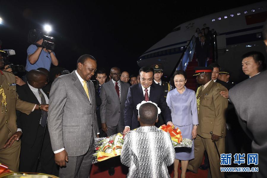 5月9日，應(yīng)肯尼亞總統(tǒng)肯雅塔邀請(qǐng)，中國(guó)國(guó)務(wù)院總理李克強(qiáng)乘專機(jī)抵達(dá)內(nèi)羅畢肯雅塔國(guó)際機(jī)場(chǎng)，開始對(duì)肯尼亞進(jìn)行正式訪問。李克強(qiáng)總理夫人程虹同機(jī)抵達(dá)?？夏醽喛偨y(tǒng)肯雅塔和副總統(tǒng)魯托率肯政府高級(jí)官員到機(jī)場(chǎng)迎接。這是肯尼亞兒童向李克強(qiáng)夫婦獻(xiàn)上鮮花。新華社記者李學(xué)仁攝 