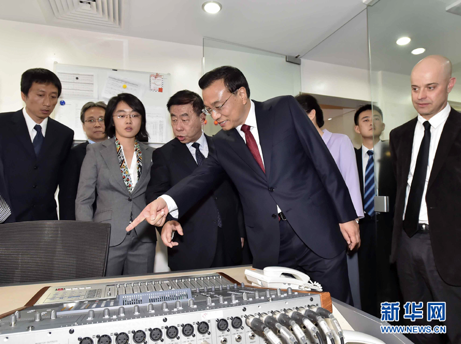 5月11日，中國國務(wù)院總理李克強(qiáng)在肯尼亞首都內(nèi)羅畢看望并慰問中央電視臺(tái)非洲分臺(tái)員工。 新華社記者 李濤 攝 