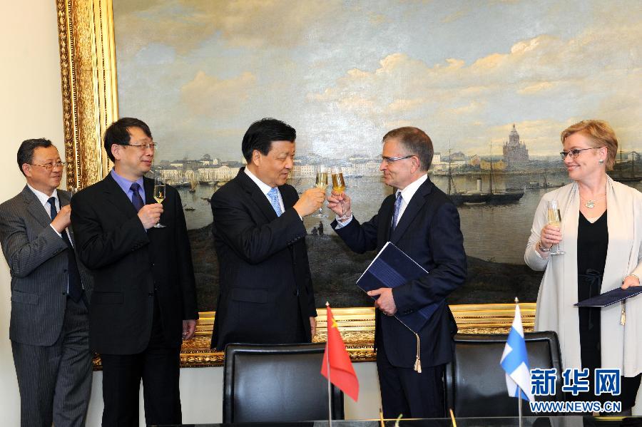 6月13日，中共中央政治局常委、中央書記處書記劉云山在赫爾辛基與赫爾辛基市長帕尤寧共同出席中芬有關(guān)文化藝術(shù)合作及交流活動的諒解備忘錄簽字儀式。新華社記者饒愛民攝 