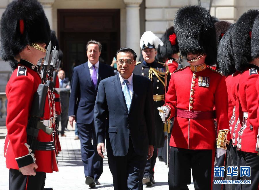 6月17日，國務(wù)院總理李克強在倫敦唐寧街10號首相府同英國首相卡梅倫舉行中英總理年度會晤。這是會晤前，卡梅倫為李克強舉行隆重的歡迎儀式。新華社記者 龐興雷 攝