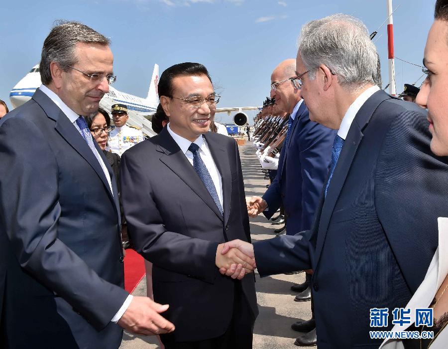 6月19日，國務(wù)院總理李克強(qiáng)乘專機(jī)抵達(dá)雅典國際機(jī)場，開始對希臘進(jìn)行正式訪問。希臘總理薩馬拉斯在機(jī)場為李克強(qiáng)舉行隆重的歡迎儀式。新華社記者 李濤 攝
