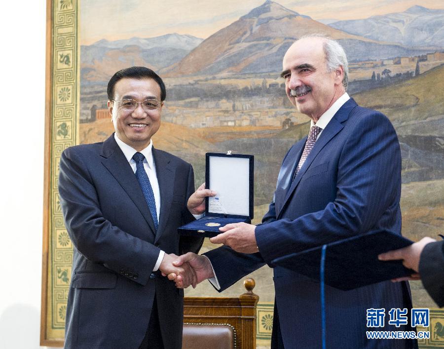 6月19日，國(guó)務(wù)院總理李克強(qiáng)在希臘議會(huì)大廈會(huì)見(jiàn)希臘議長(zhǎng)米馬拉基斯。這是會(huì)見(jiàn)前，米馬拉基斯代表希臘議會(huì)向李克強(qiáng)授予議會(huì)金質(zhì)勛章。新華社記者 王曄 攝