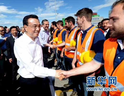 6月20日，國務院總理李克強與希臘總理薩馬拉斯共同考察中國遠洋運輸集團比雷埃夫斯集裝箱碼頭。這是李克強和薩馬拉斯來到3號碼頭，同碼頭工人親切交流。新華社記者 李濤 攝 