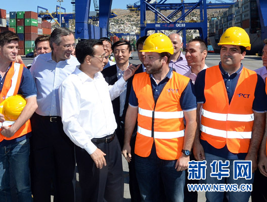 6月20日，國務院總理李克強與希臘總理薩馬拉斯共同考察中國遠洋運輸集團比雷埃夫斯集裝箱碼頭。這是李克強和薩馬拉斯來到3號碼頭，同碼頭工人親切交流。新華社記者 李濤 攝