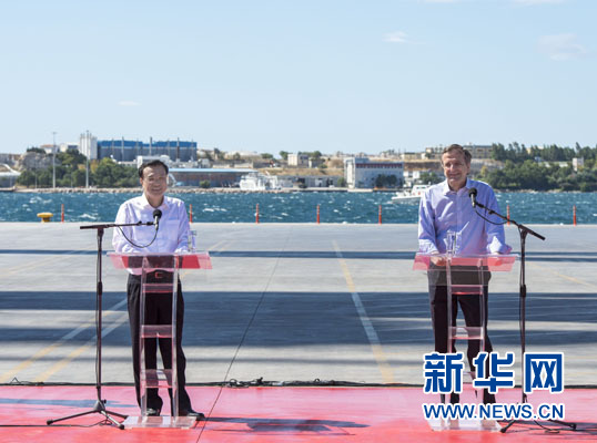 這是李克強和薩馬拉斯在3號碼頭發(fā)表講話。新華社記者 王曄 攝