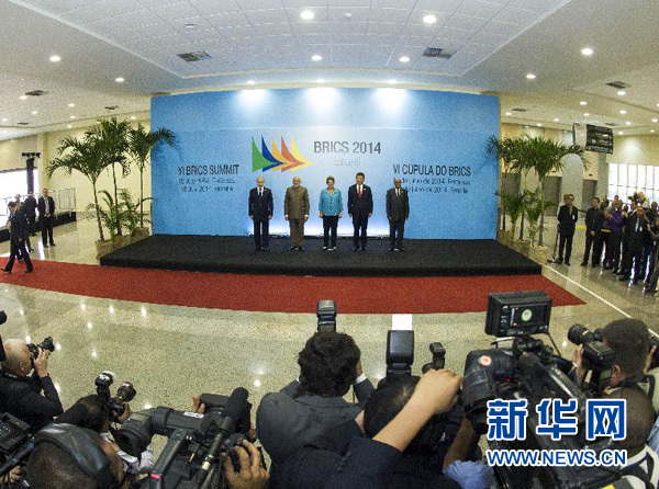 7月15日，國(guó)家主席習(xí)近平在巴西福塔萊薩出席金磚國(guó)家領(lǐng)導(dǎo)人第六次會(huì)晤。這是金磚國(guó)家領(lǐng)導(dǎo)人集體合影。 新華社記者王曄攝