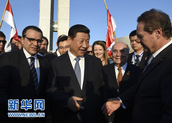 7月16日，國家主席習(xí)近平在巴西利亞會見巴西參議長卡列羅斯（前右）和眾議長阿爾維斯（前左）。 新華社記者 李學(xué)仁 攝 