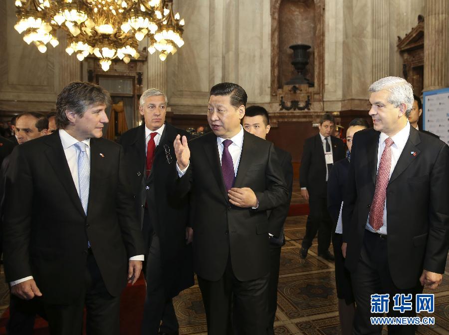 當(dāng)?shù)貢r(shí)間7月19日，國(guó)家主席習(xí)近平在布宜諾斯艾利斯會(huì)見(jiàn)阿根廷副總統(tǒng)兼參議長(zhǎng)布杜（前左）和眾議長(zhǎng)多明格斯（前右）。 新華社記者丁林?jǐn)z 