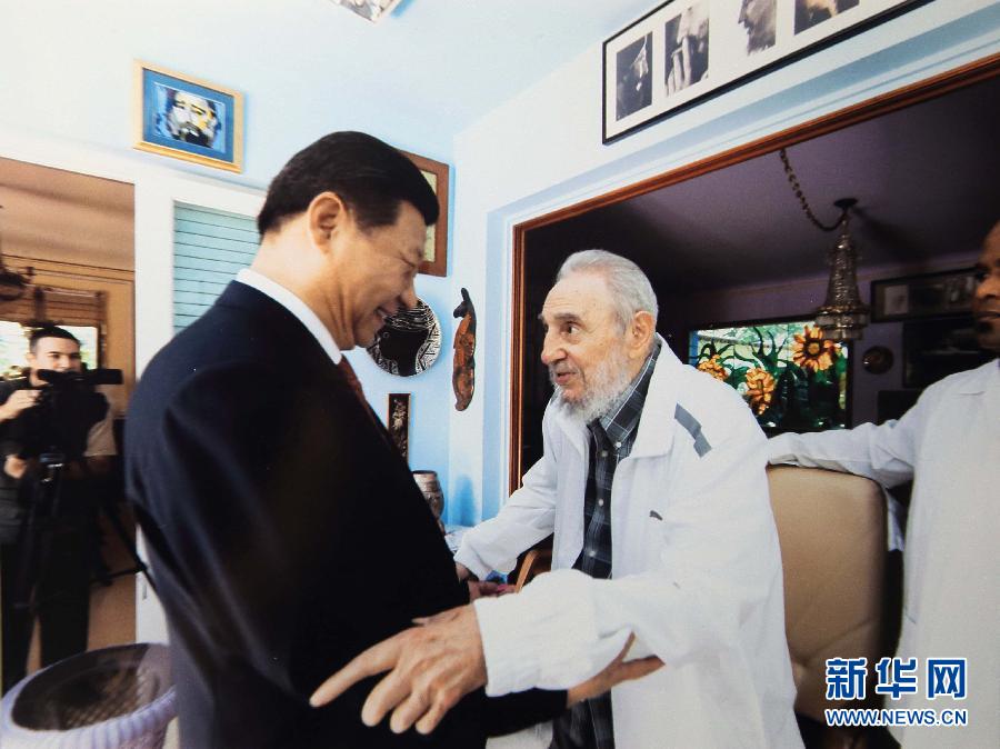 當(dāng)?shù)貢r間7月22日，國家主席習(xí)近平在哈瓦那親切探望古巴革命領(lǐng)袖菲德爾&middot;卡斯特羅。 新華社發(fā)