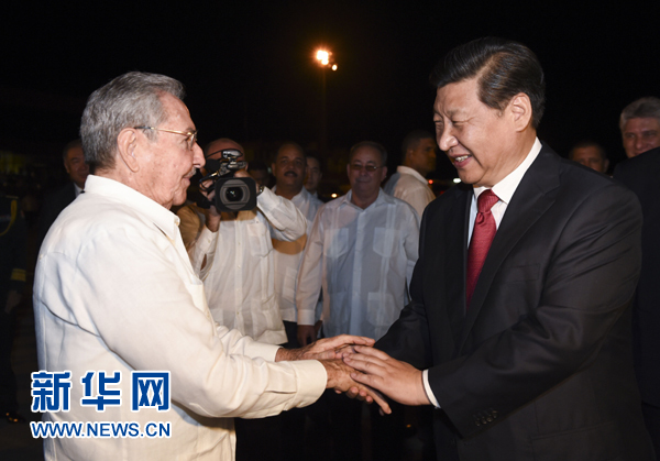 當(dāng)?shù)貢r(shí)間7月23日，國(guó)家主席習(xí)近平結(jié)束對(duì)古巴的訪問(wèn)，離開(kāi)圣地亞哥，啟程回國(guó)。這是古巴國(guó)務(wù)委員會(huì)主席兼部長(zhǎng)會(huì)議主席勞爾&middot;卡斯特羅到機(jī)場(chǎng)為習(xí)近平送行。新華社記者 李學(xué)仁 攝 