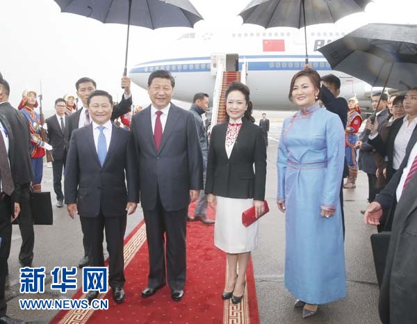 8月21日，國家主席習(xí)近平抵達烏蘭巴托，開始對蒙古國進行國事訪問。習(xí)近平和夫人彭麗媛在機場受到蒙古國總理阿勒坦呼亞格夫婦熱情迎接。新華社記者鞠鵬攝 