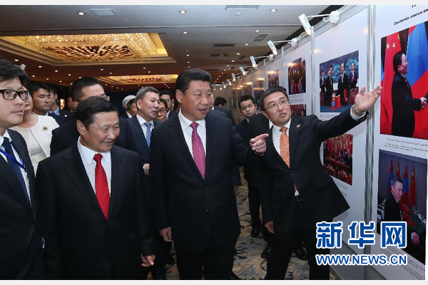 8月22日，國(guó)家主席習(xí)近平在烏蘭巴托與蒙古國(guó)總理阿勒坦呼亞格共同出席中蒙經(jīng)貿(mào)合作回顧展開幕式。 新華社記者 龐興雷 攝 