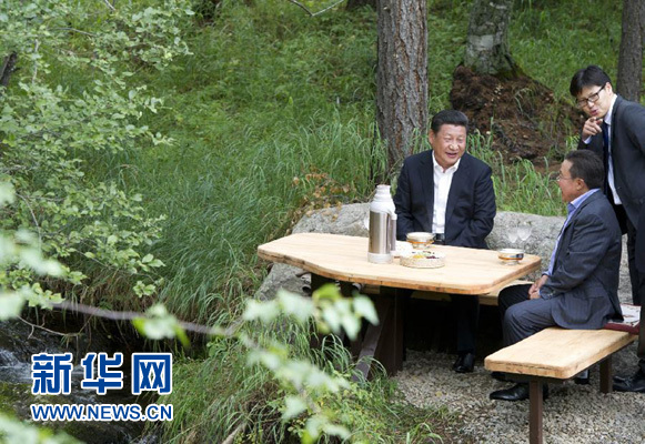 8月22日，國家主席習(xí)近平同蒙古國總統(tǒng)額勒貝格道爾吉在烏蘭巴托市郊的總統(tǒng)官邸再次會晤。這是習(xí)近平同額勒貝格道爾吉會晤后在溪畔飲茶。新華社記者 黃敬文 攝