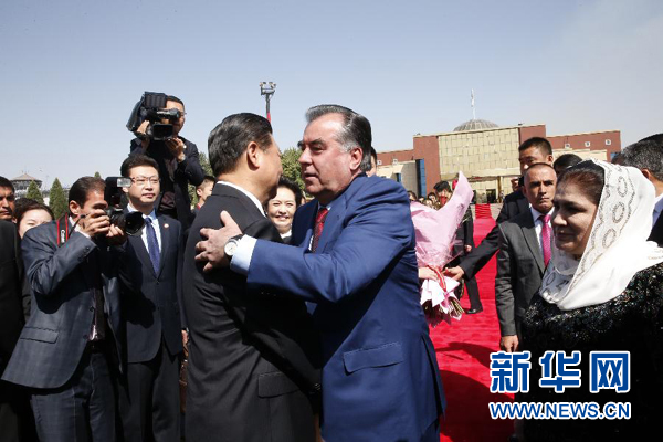 9月14日，國(guó)家主席習(xí)近平結(jié)束對(duì)塔吉克斯坦的國(guó)事訪問，乘坐專機(jī)離開杜尚別。拉赫蒙總統(tǒng)夫婦專程到機(jī)場(chǎng)為習(xí)近平和夫人彭麗媛送行。新華社記者 鞠鵬 攝 