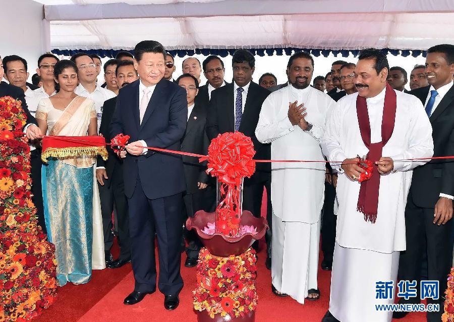 9月17日，國(guó)家主席習(xí)近平在斯里蘭卡總統(tǒng)拉賈帕克薩陪同下考察中斯港口合作項(xiàng)目。這是習(xí)近平和拉賈帕克薩為港口城開(kāi)工剪彩。 新華社記者李濤 攝