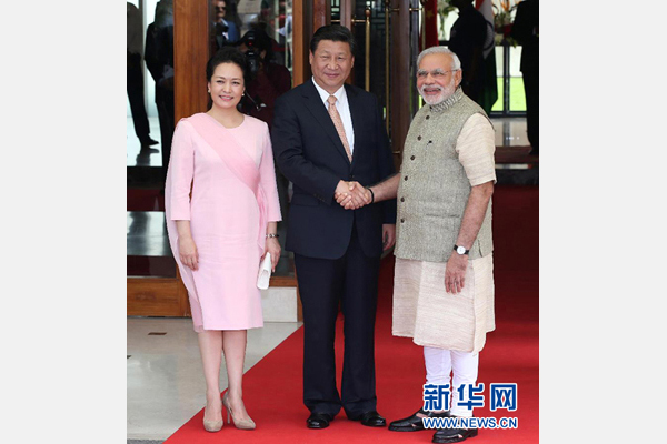 9月17日，國家主席習(xí)近平在古吉拉特邦艾哈邁達(dá)巴德會見印度總理莫迪。這是會見前，莫迪在習(xí)近平下榻的賓館前迎接習(xí)近平和夫人彭麗媛。 新華社記者 龐興雷 攝